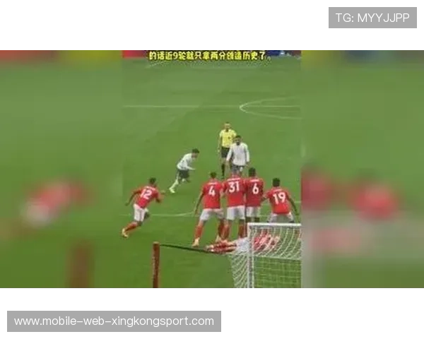 足球任意球贴地弹射破门：一次精彩绝伦的瞬间