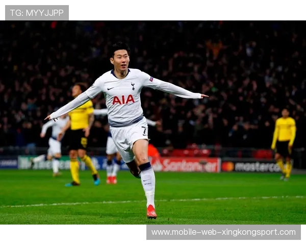 足球凌空垫射挂死角——技艺与热血的完美结合 足球凌空垫射挂死角——技艺与热血的完美结合