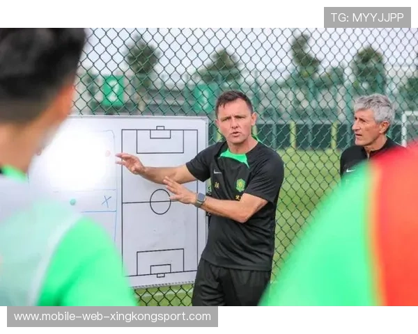 足球教练临场调整频繁获赞，战术灵活性显著，足球教练在场边喊什么