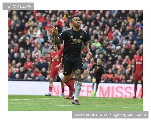 萨利巴中场附近精准铲球阻断曼城反击